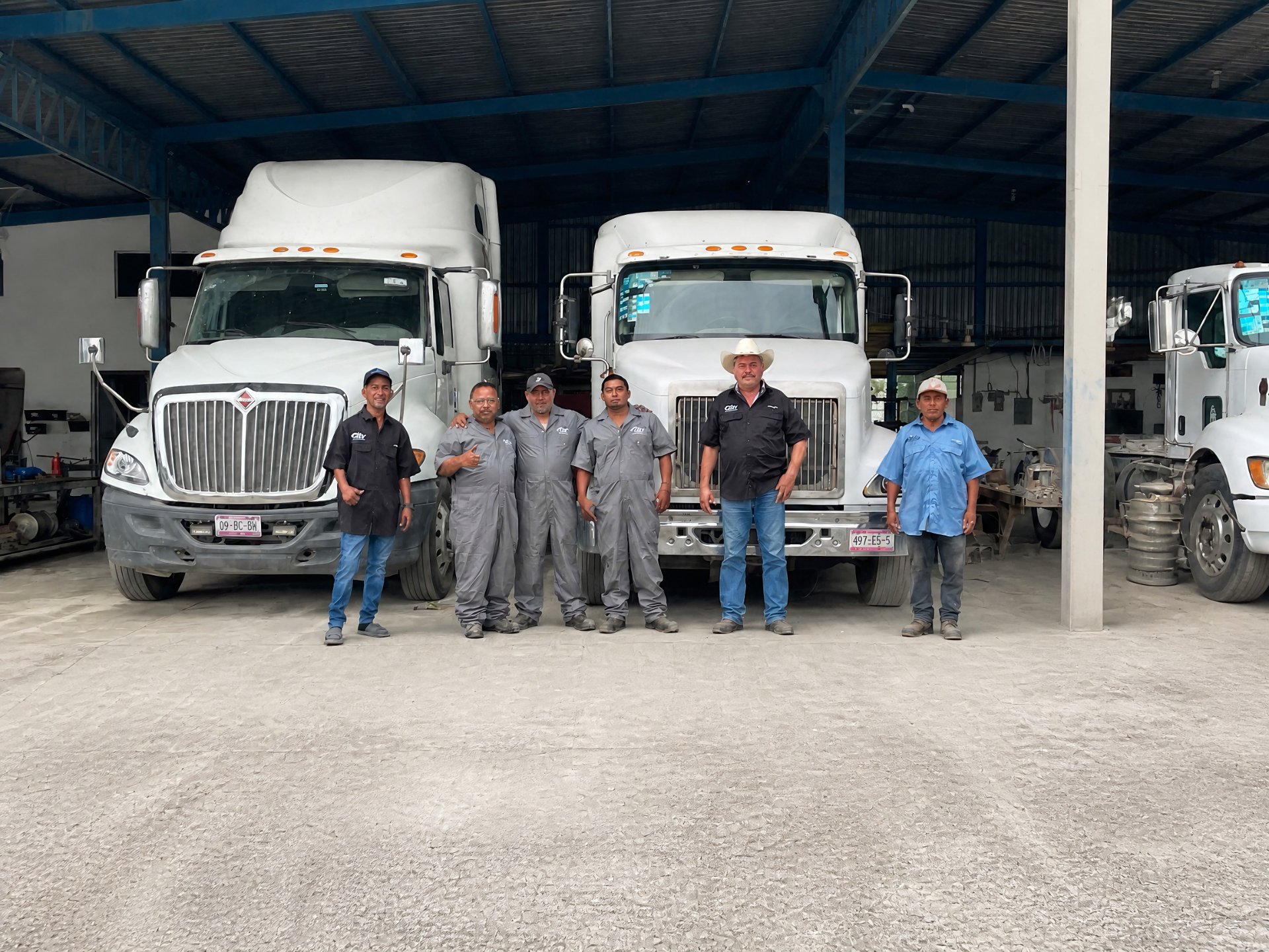 Equipo de Auto Express Villasa en sus instalaciones